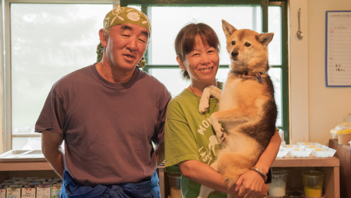 朋子さんと敏朗さんと愛犬プチ